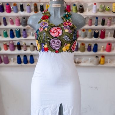 Vestido halter bordado rejilla