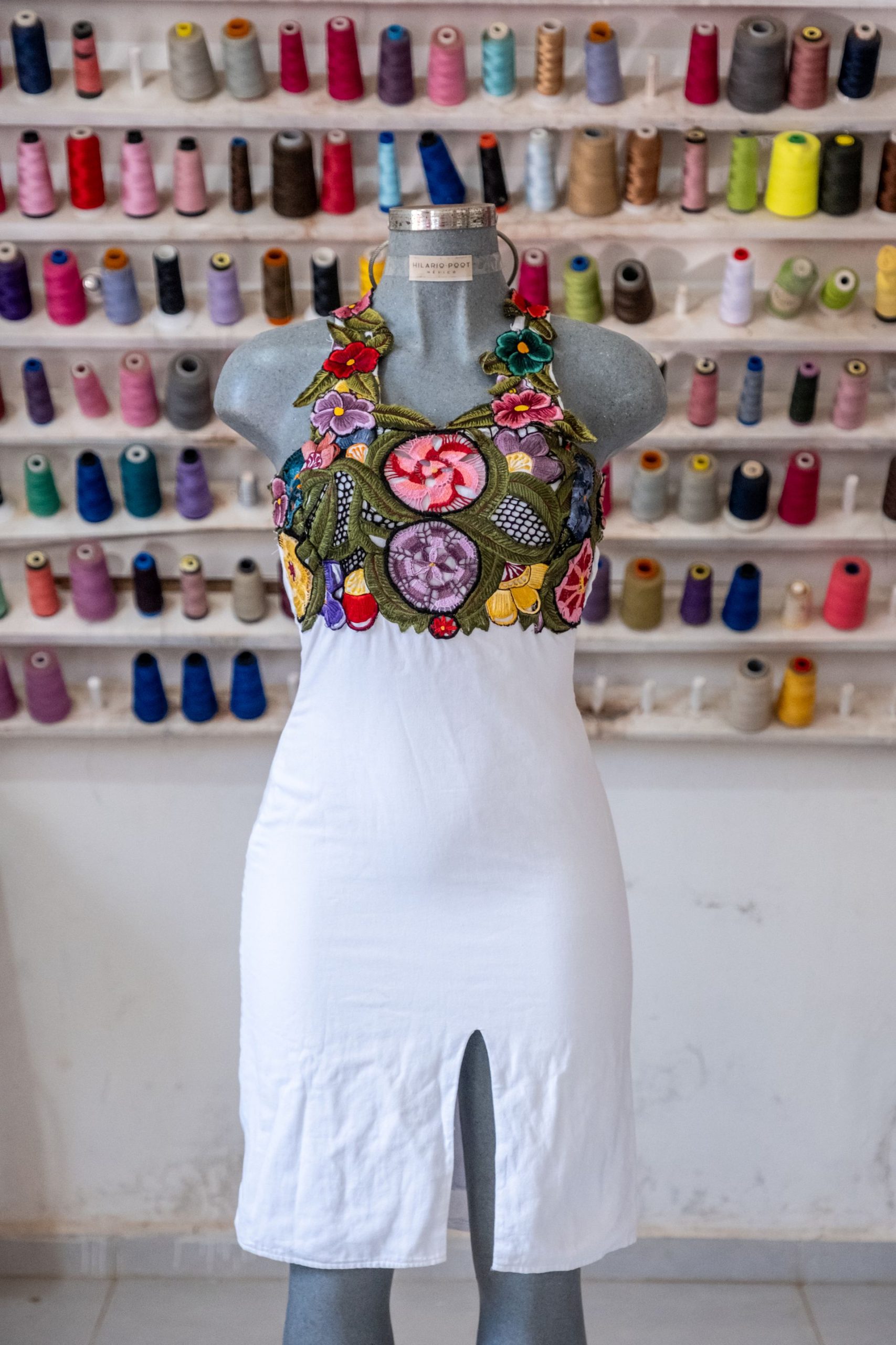 Vestido halter bordado rejilla