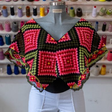 Blusa cuello "V" y largo rombos rosas