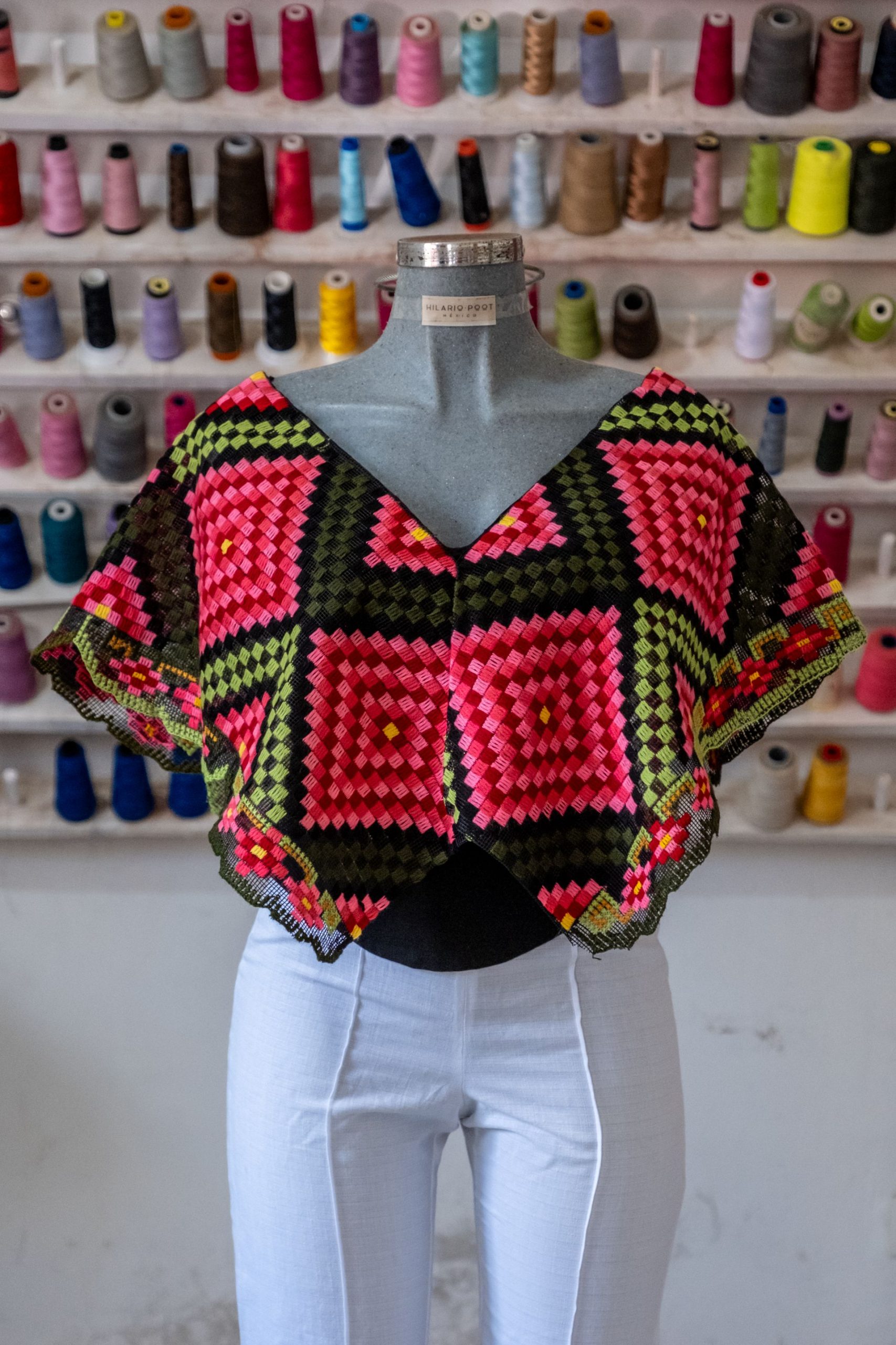 Blusa cuello "V" y largo rombos rosas