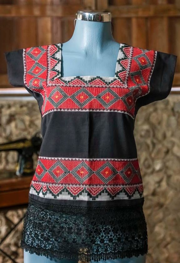 Blusa Negra Bordada