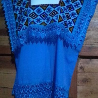 Blusa azul con solapa