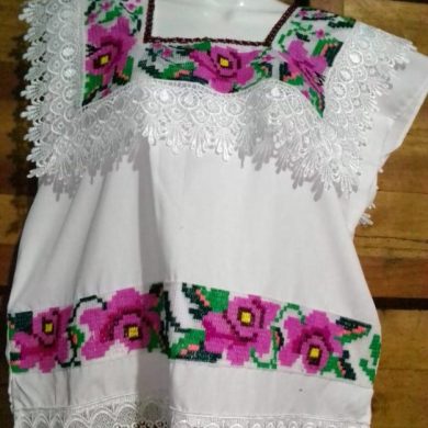 Blusa blanca tradicional  Flores moradas