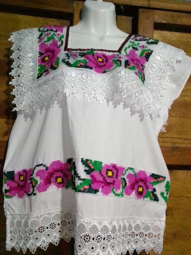 Blusa blanca tradicional Flores moradas