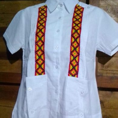 Camisa blanca con diseño de romboides