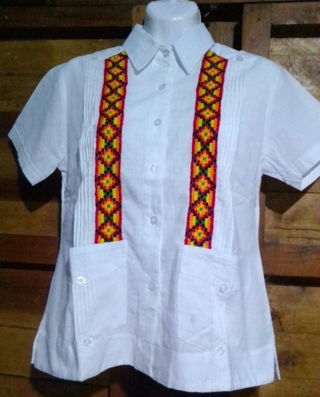 Camisa blanca con diseño de romboides