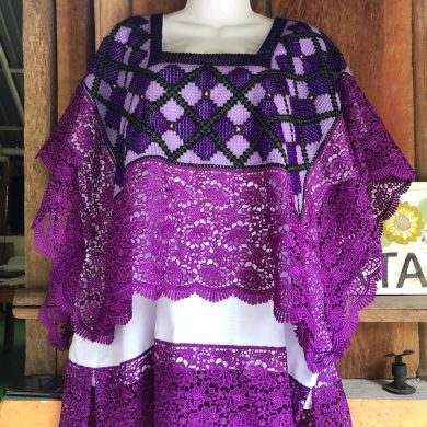 Blusa con solapa bordado de rombos