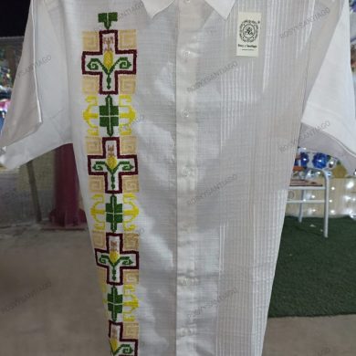 Camisa de lino con bordado a mano y alforzas.