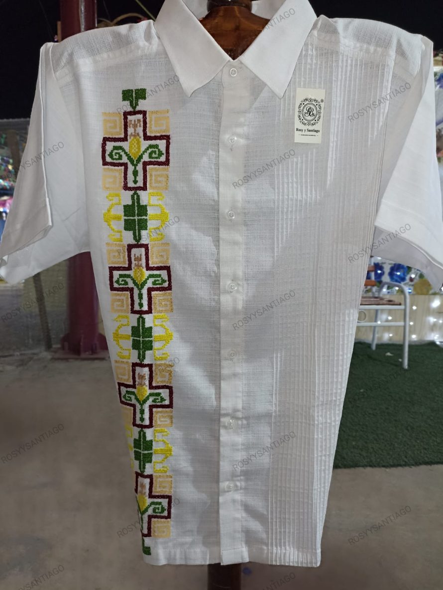 Camisa de lino con bordado a mano y alforzas.