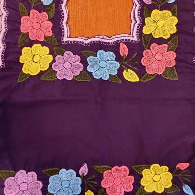 Blusa Infantil bordada a máquina morada